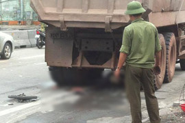 Va chạm với xe tải, người phụ nữ bị cuốn vào gầm chết thảm