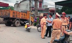 Đang chơi trên vỉa hè, cháu bé 18 tháng tuổi bị xe tải cán chết thương tâm