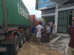 Xe đầu kéo nổ lốp, húc đổ cột điện, lao thẳng vào cửa hàng karaoke