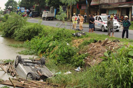 Đứng xem câu cá ven đường, bị ô tô đâm chìm dưới kênh