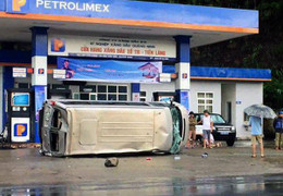 Xe khách 16 chỗ lật nhào trước cửa cây xăng ở Quảng Ninh