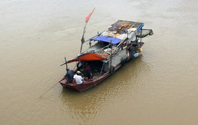 Bố chở đi chữa bệnh, con trai nhảy sông Kinh Thầy tự tử