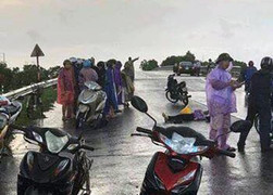 Đi đường gặp mưa dông, 2 người bị sét đánh thương vong