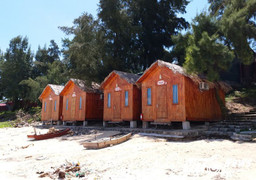 Hàng chục 'lều vịt' vẫn lén lút hoạt động trái phép trên đảo Cô Tô