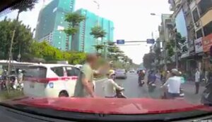 Clip: Ông Tây 'tự xử' một phụ nữ vô văn hóa giao thông trên phố Thủ đô