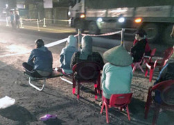 Dân chặn quốc lộ, yêu cầu nhà thầu dừng thi công đền bù thiệt hại