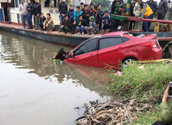 Ô tô tông gãy lan can cầu lao xuống sông, lái xe tử nạn