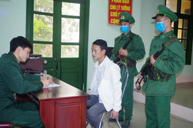 Bắt người đàn ông xách 20 bánh heroin tìm cách vượt biên sang Trung Quốc