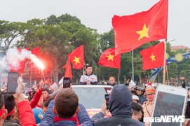 Ảnh: Đoàn Văn Hậu đi giữa rừng cờ ngày trở về quê lúa Thái Bình