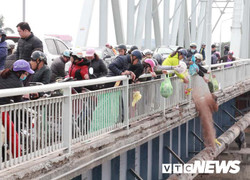 Cận cảnh người dân đua nhau 'bức tử' sông, hồ ngày cúng Táo quân