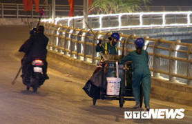 Ảnh: Những nữ công nhân cần mẫn quét rác làm đẹp TP Cảng Tết Mậu Tuất