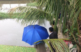 Vợ phát hiện chồng chết dưới ao với 2 vết đâm ở ngực trái