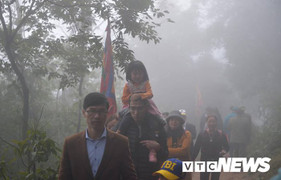 Nghìn người băng rừng, vượt núi đổ về thánh địa Phật giáo Trúc Lâm ngày khai hội