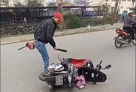 Video: Mâu thuẫn với vợ, chồng chém nát xe, dọa giết người
