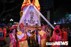 Tận thấy lễ rước kiệu Nữ tướng Lê Chân hoành tráng trong đêm khai mạc