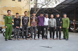 Bắt nhóm côn đồ đánh đập, nhốt người trong cốp ô tô ép viết giấy vay nợ