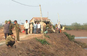 Rơi xuống cống đầm tôm, 2 mẹ con chết thương tâm