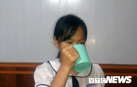 Cô giáo phạt học sinh uống nước giặt giẻ lau bảng: Đưa học sinh đi kiểm tra sức khỏe