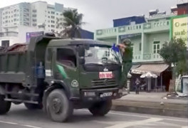 Video: Cảnh sát đu bám gương yêu cầu dừng, tài xế vẫn cố tình chạy, tông thẳng vào xe CSGT