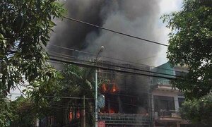 Cửa hàng điện máy ở Quảng Ninh bốc cháy ngùn ngụt