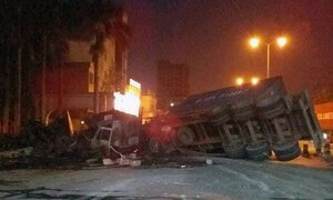 Hai container tông nhau bốc cháy, đôi vợ chồng kẹt trong cabin chết thảm