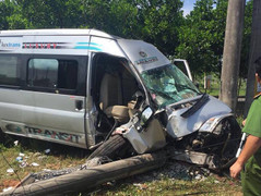 Xe khách húc đổ cột điện cao thế, 4 người bị thương nặng