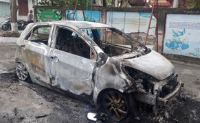 Xe của sư trụ trì bốc cháy trơ khung sau đêm lễ Phật đản