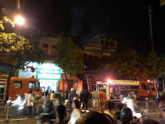 Cháy ngùn ngụt ở cửa hàng xe máy, 3 mẹ con thoát chết trong gang tấc