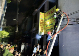 Cửa hàng phụ tùng ô tô ở Hạ Long bốc cháy lúc nửa đêm