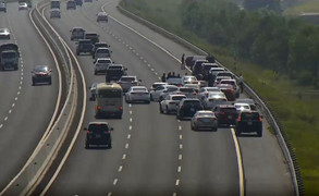 Video: Cả đoàn xe đám cưới dừng lại, chụp ảnh ghi hình ngay trên cao tốc Hà Nội – Hải Phòng