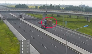 Video: Bất chấp nguy hiểm, tài xế lái xe container lùi 1km trên cao tốc Hà Nội – Hải Phòng