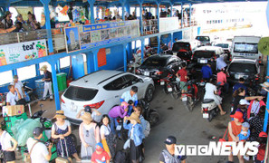 Ảnh: Hải Phòng cấm xe khách từ 29 chỗ qua phà Gót ra Cát Bà vào cuối tuần