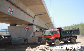 Ảnh: Bất chấp biển cấm, xe tải lộng hành qua gầm cầu vượt biển dài nhất Việt Nam