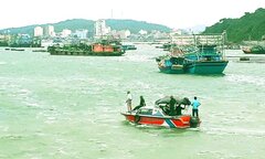 Đắm tàu trên biển Cô Tô: Thêm 1 ngư dân mất tích vừa được cứu sống