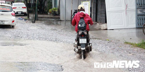 Ảnh: Sau mưa lớn, 'hố trâu, ổ voi' hoá ao nước trên đường Hải Phòng