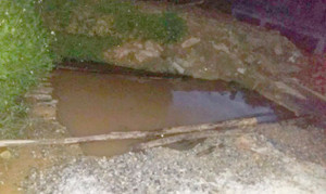 Bé 3 tuổi chết đuối thương tâm dưới hố đào lấy nước xây dựng nhà văn hóa