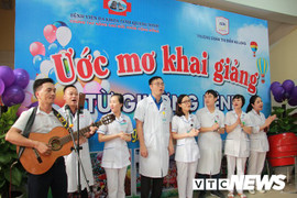 Ảnh: Khoảnh khắc xúc động lễ khai giảng trong bệnh viện ở Quảng Ninh