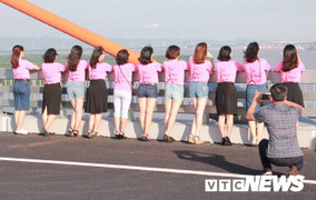 Ảnh: Đùa giỡn tử thần, nhiều người vô ý thức dừng xe chụp ảnh trên cầu Bạch Đằng