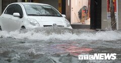 Ảnh: Ô tô, xe máy 'bơi' trên phố sau trận mưa lớn ở Hải Phòng
