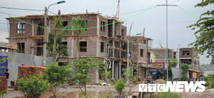 Ảnh: Hàng trăm ngôi nhà mọc trái phép trên đất quốc phòng như chốn vô pháp luật