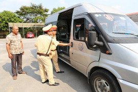 Tạm giữ 5 ô tô đưa đón học sinh được hoán cải từ xe hết hạn đăng kiểm