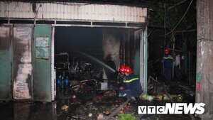 Mâu thuẫn gia đình, chồng đổ xăng đốt nhà khiến 3 người bỏng nặng