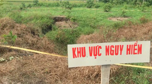 'Hố tử thần' nuốt chửng gần chục cây cam, vải trong vườn nhà dân ở Quảng Ninh