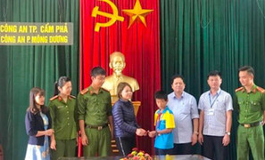 Nhặt được nhiều trang sức bằng vàng, nam sinh lớp 6 trả lại người mất