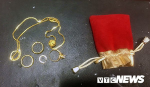 Nhặt được nhiều trang sức bằng vàng trả lại người mất: Hai nam sinh Quảng Ninh nhận được nhiều bằng khen