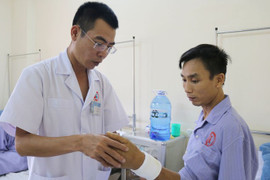 Nối cẳng tay một công nhân bị xe goòng chèn dập nát