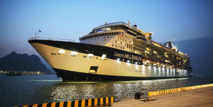 Tàu du lịch 5 sao chở hơn 3.000 du khách cập cảng tàu khách quốc tế đầu tiên của Việt Nam