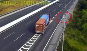 Video: Toàn cảnh xe ô tô đi lùi 1km, đối mặt container và xe bồn trên cao tốc Hà Nội – Hải Phòng
