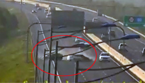 Video: Thót tim ô tô con tông nhau trên cao tốc Hà Nội - Hải Phòng