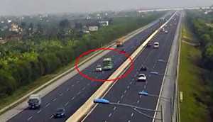 Video: Thót tim xe khách đánh lái, tránh ô tô nổ lốp dừng giữa cao tốc Hà Nội – Hải Phòng